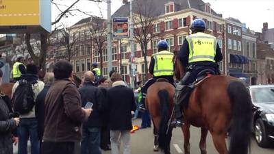 Videobeelden uit 2013 laten zien hoe Anil S. een fles naar auto Erdogan gooit