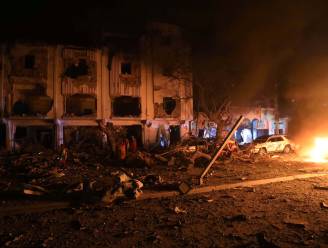 Zeker vijf doden bij bomaanslag in Mogadishu, terroristen verschansen zich in restaurant