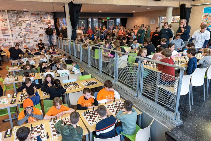 Er deden woensdag 109 kinderen mee aan het schaaktoernooi van de Stichting Schaak Promotie op het JTC in Roosendaal.