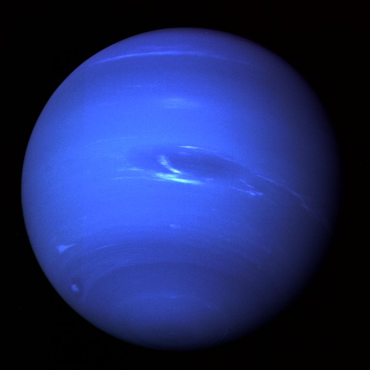 Op de beelden van ruimtesonde Voyager 2 kun je goed de wolkenpatronen van Neptunus zien. Beeld NASA/JPL
