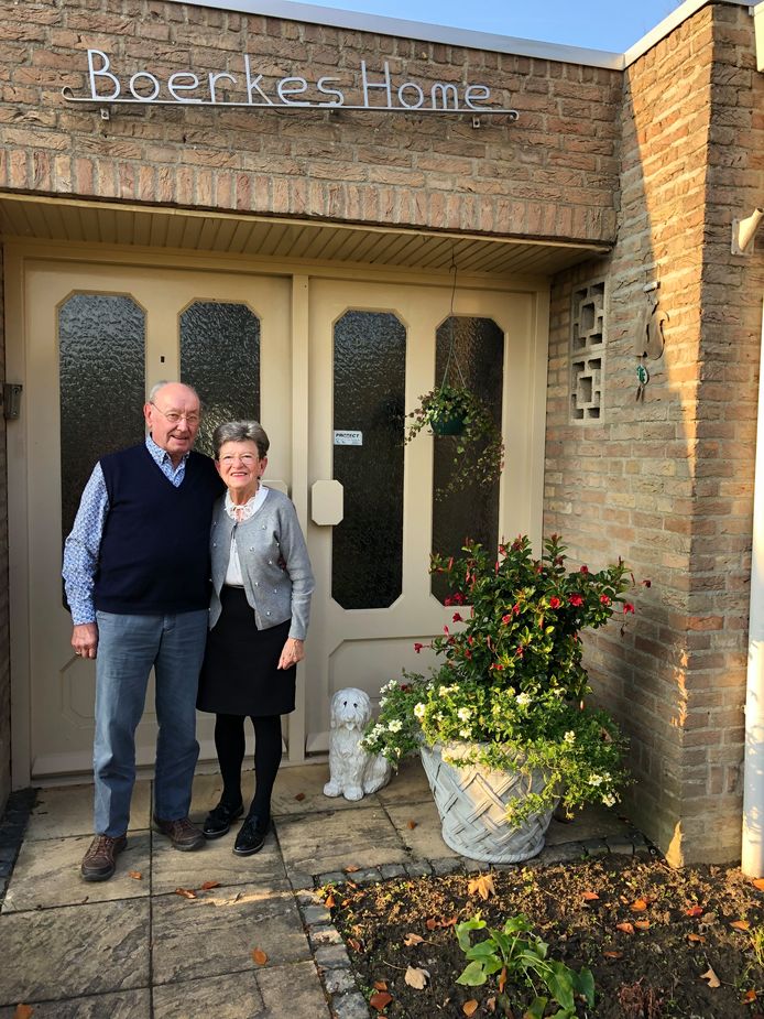 Johan en Jose van de Sande - van Tilborg voor hun huis.