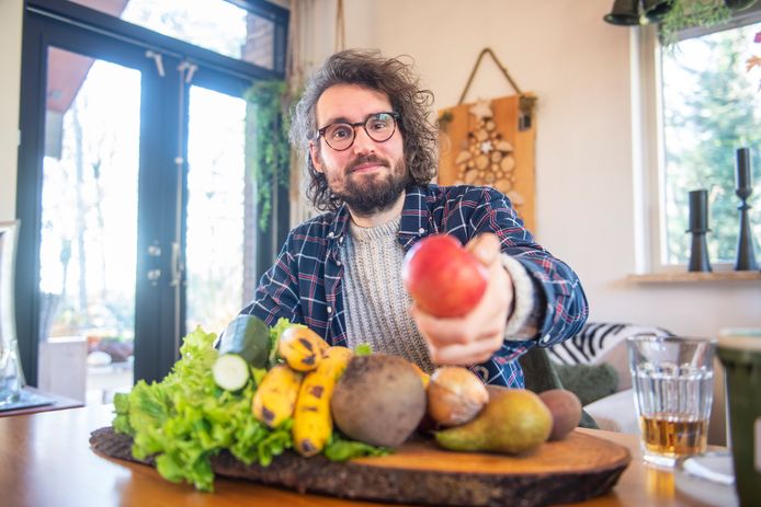 Eet biologisch, dat is wat Robin Braamhaar iedereen adviseert nadat hij de hoeveelheid pesticiden in zijn lichaam liet meten.