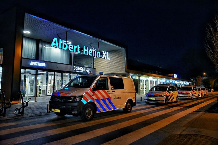 Massale politie-inzet bij een mogelijke bommelding bij Albert Heijn XL in Tilburg.