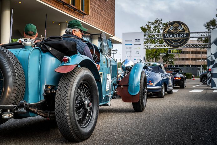 De editie 2021 van de  Waalre Classic Car Rally startte bij Hotel Eindhoven.