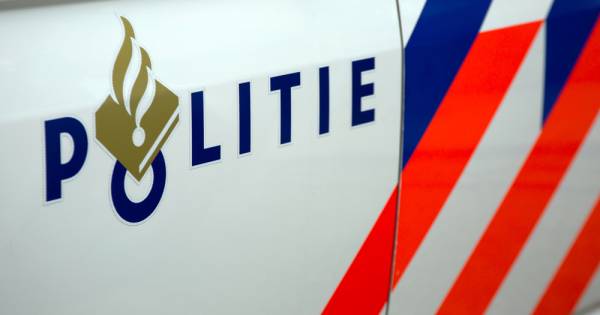 Dodelijk ongeval: voetganger loopt op weg en wordt doodgereden door passerende auto.