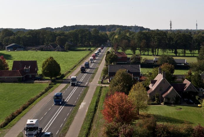Een imposante colonne, begeleid door motorrijders en politie, trekt door de Hof van Twente.