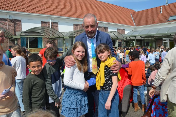 De leerlingen en het schoolteam van basisschool Sint-Aloysius in Denderhoutem hebben afscheid genomen van hun directeur Jan Van Nerom.