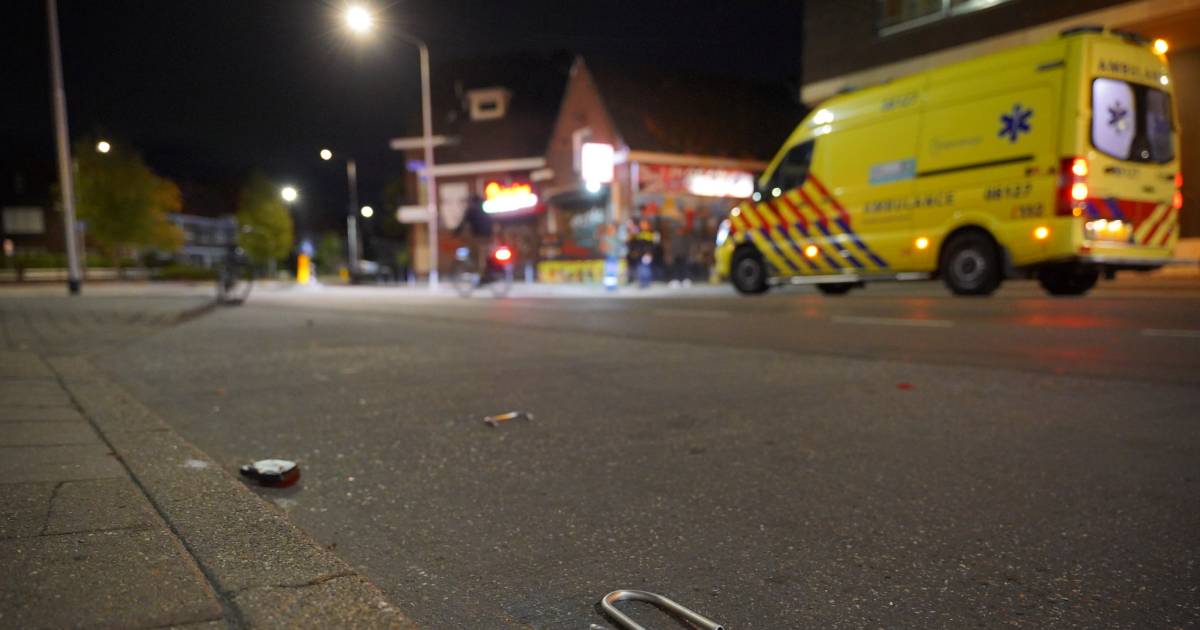 Fietser loopt hoofdwond op bij aanrijding met auto, automobilist rijdt door.