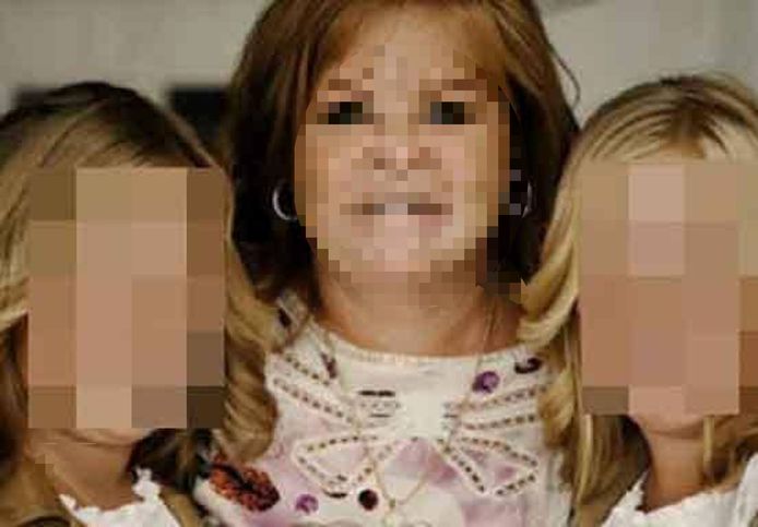 Mireille Gram met haar tweelingdochters.