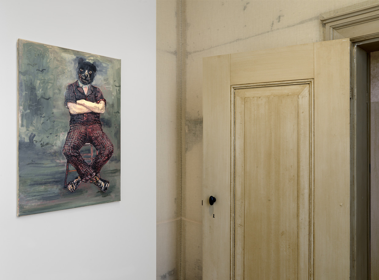 Trunk bibliotheek meubilair kraan De schilderijen van Hannah van Bart laten de bezoeker langzaam toe in hun  wereld