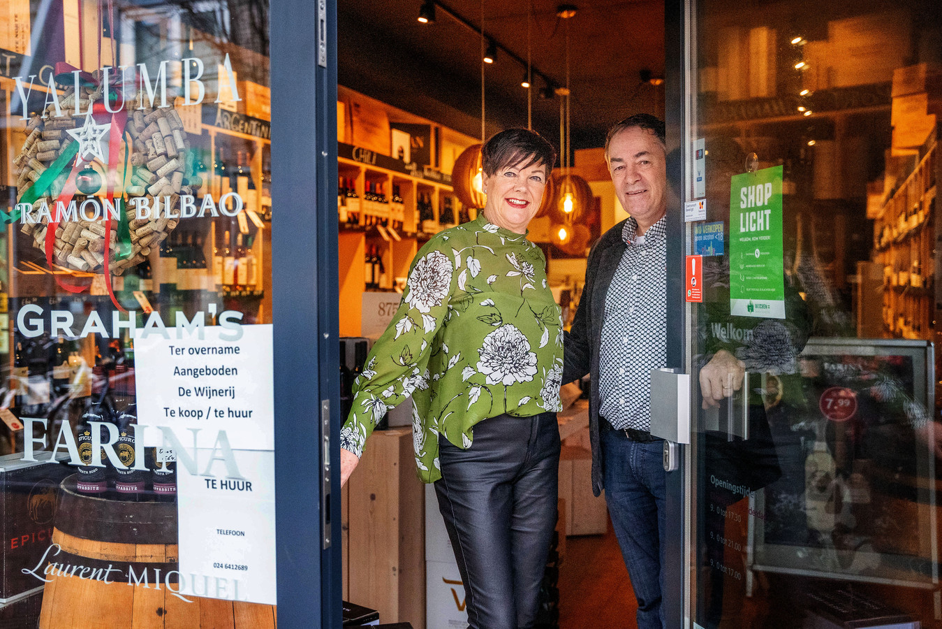 Henk en Nelly sluiten de deuren van hun wijnzaak De Wijnerij: ze gaan met pensioen. De wereld ligt voor ze open en ze hopen snel Europa te kunnen ontdekken.