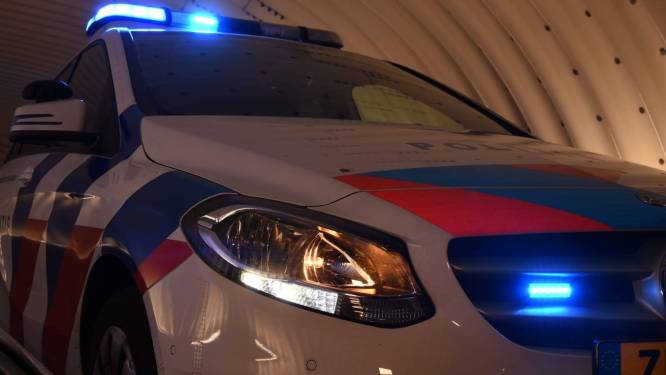 Dronken man (49) springt op dak van politieauto in Tilburg, bijt agent tijdens aanhouding