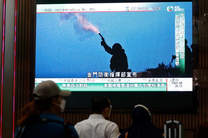 Een tv-scherm in Hong Kong laat beelden zien van de Chinese staatstelevisie, met daarop de eerste handelingen van militairen tijdens de oefening bij Taiwan.