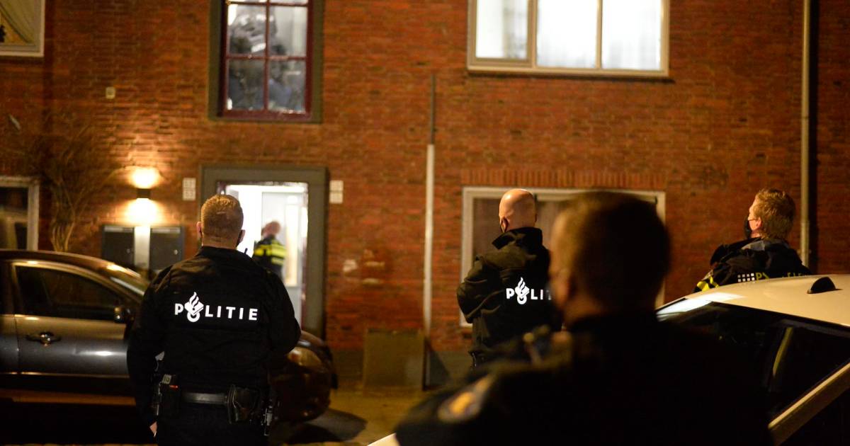Politie valt woning binnen in Breda en arresteert twee mannen.