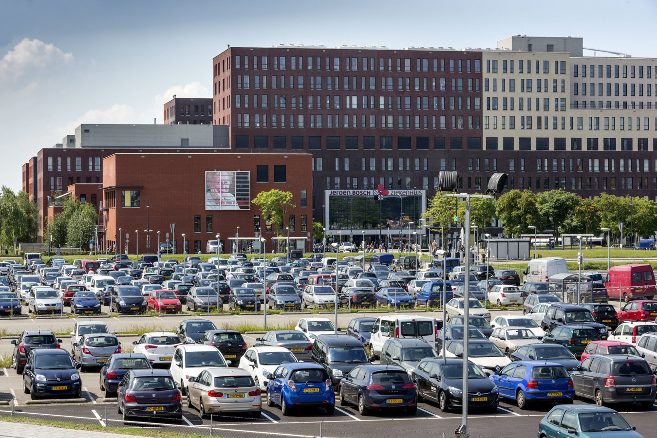Plaatsgebrek op parkeerplaats JBZ door transferium Den Bosch Foto AD.nl