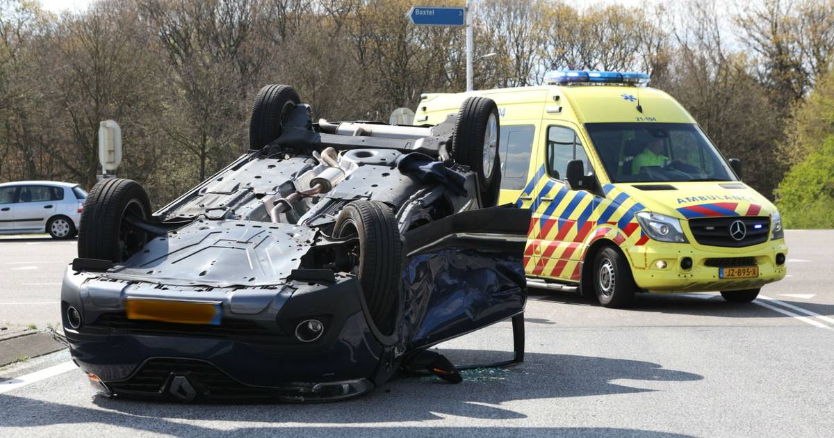 Vrouw gewond na botsing waarbij auto over de kop vliegt in Boxtel.