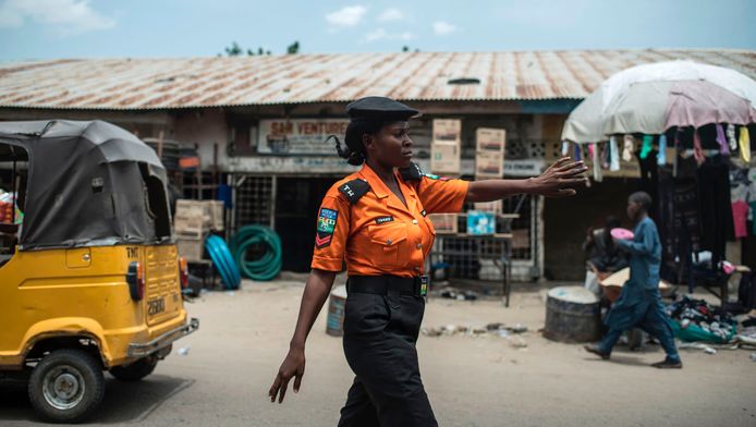 Een politievrouw regelt het verkeer in Maiduguri in het noordoosten van Nigeria. (Archieffoto.)