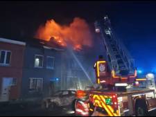 Dix voitures et deux maisons touchées par un important incendie à Montignies-sur-Sambre