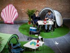 Waarom we gek zijn op kamperen en afstand houden zo moeilijk is