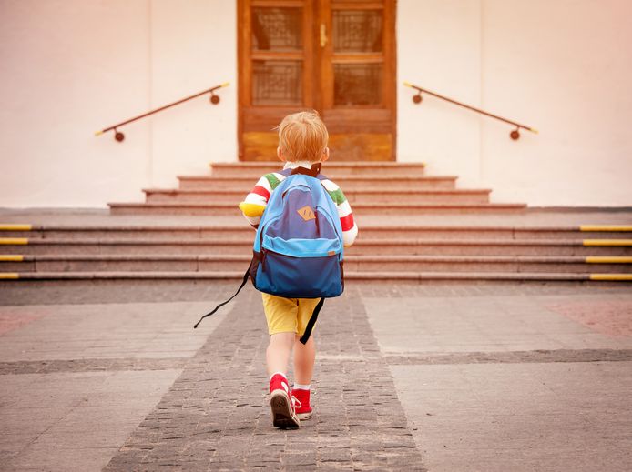 Een jongen gaat naar school.