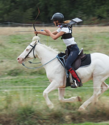 Siem (18) uit Leusden wint met Husky en zijn zoevende pijlen het EK boogschieten te paard in Frankrijk