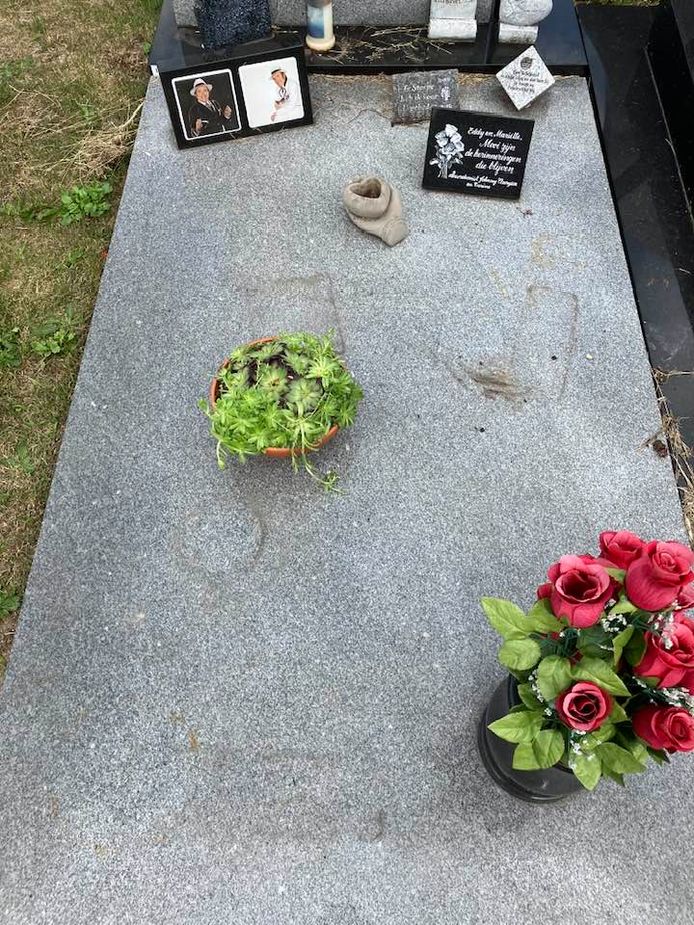 Het graf van Eddy Wally werd leeggeroofd.