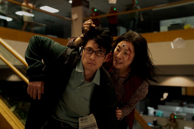 'Everything Everywhere All at Once' is een prettig gestoorde kruising tussen scifi en gezinsdrama. Beeld Allyson Riggs
