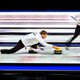 Achter een zwart doek verraden de kreten de curlers die strijden om een olympisch ticket in Leeuwarden