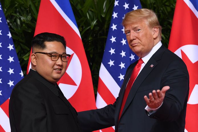 De Amerikaanse oud-president Donald Trump met de Koreaanse leider Kim Jong-un tijdens hun ontmoeting op 11 juni 2018 in Singapore