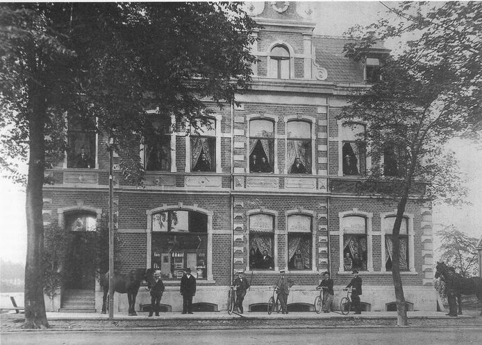 Leden van de drie gezinnen Monasso, de huisbaas en knechten voor en in hun woning aan de Münsterstrasse 76a in Bocholt.