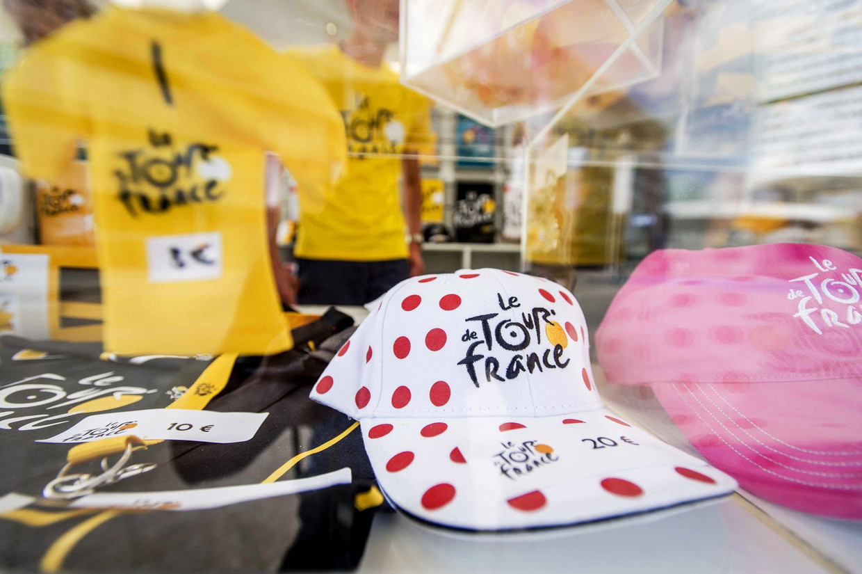 De verkoop van officiële Tour de France-artikelen in Utrecht. Beeld epa