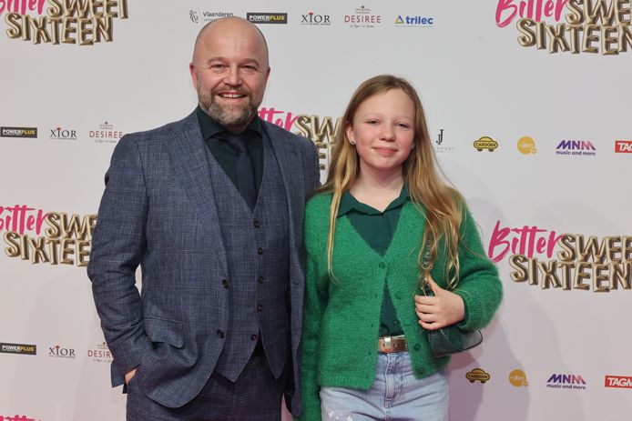 Sven De Ridder met zijn dochter Robin Rosy. Hij speelt in de film de rol van schooldirecteur.