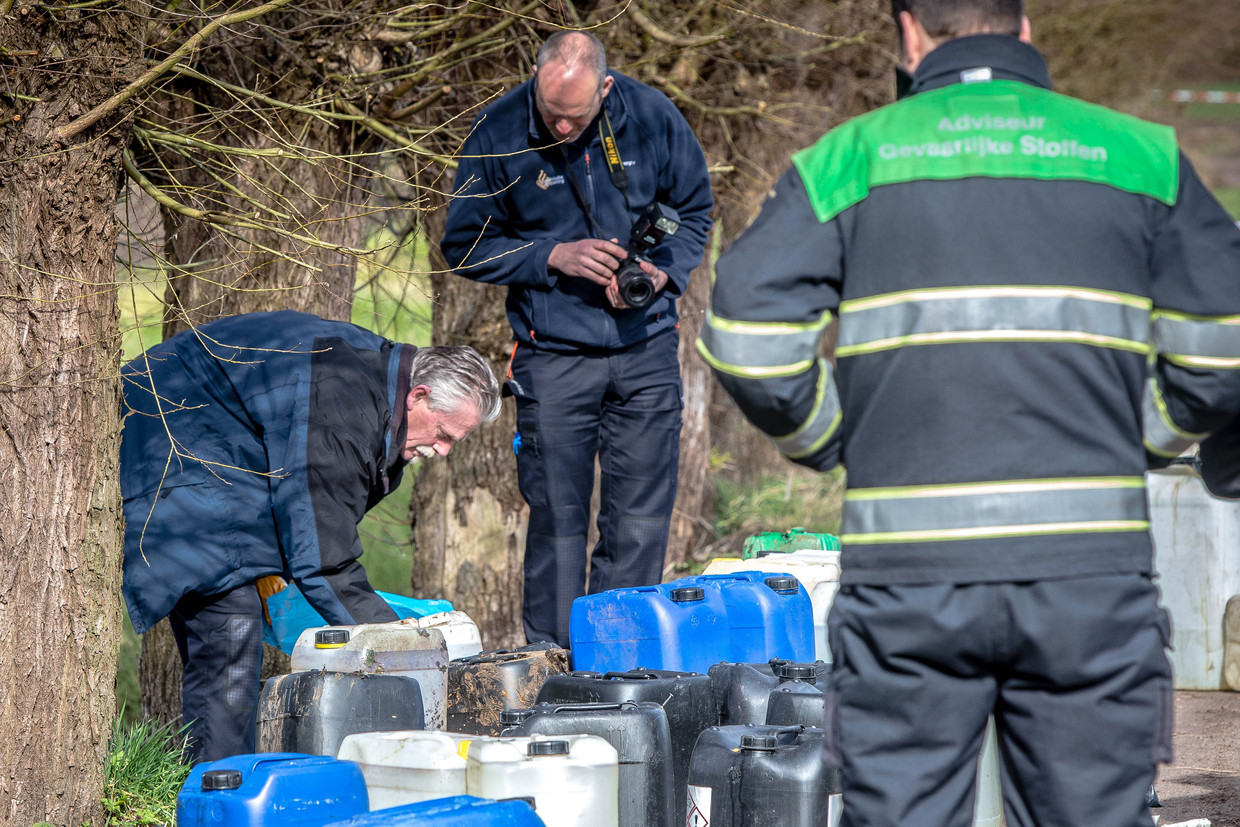  Politie en brandweer onderzoeken een dumping van drugsafval nabij een weiland in het Brabantse Nuenen. Beeld Hollandse Hoogte / Rob Engelaar