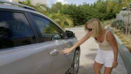 Patricia's auto beschadigd na schoonmaak met schuurspons