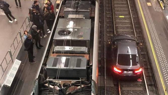 Une automobiliste s'engouffre dans un tunnel pour trams à Bruxelles