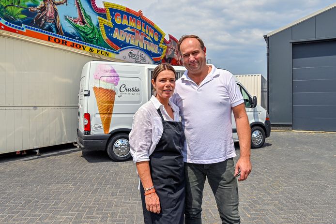 Patricia van Reeken reist met haar man normaal het land door met de kermis, maar trekt nu de wijken in met een ijskraam.