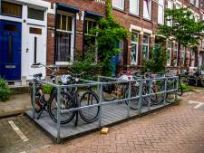 Tilburg wisselt parkeerplek auto in voor mini-fietsenstalling: ook voor deelscooters