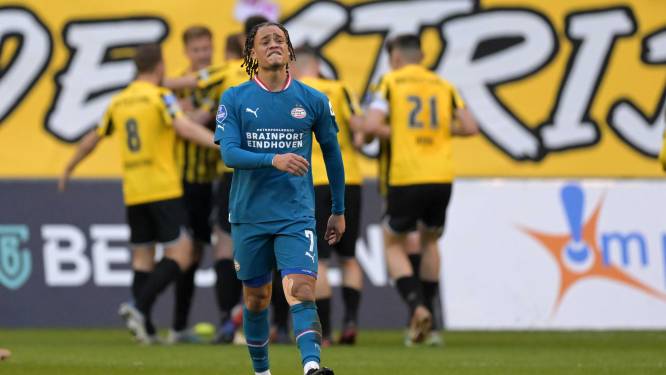 PSV zet zichzelf voor schut tegen Vitesse en ziet laatste restje hoop op titel vervliegen