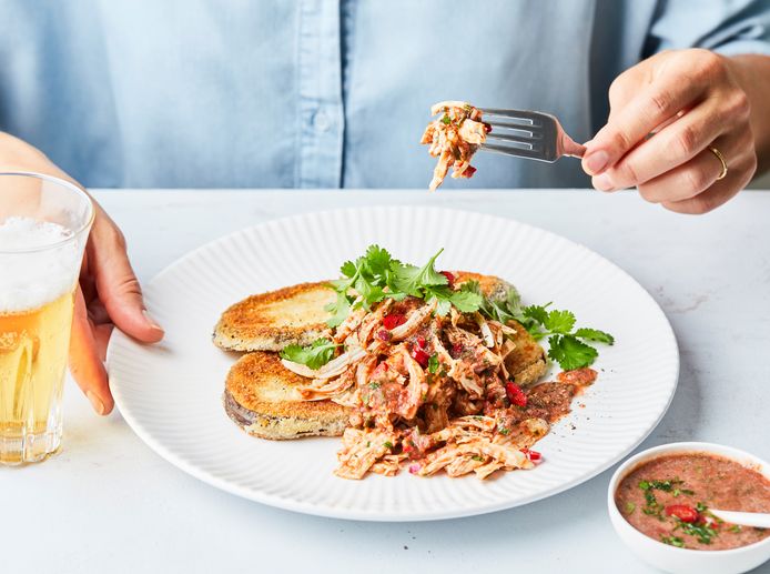 Fette di melanzane al forno con salsa di pomodoro e pollo disossato