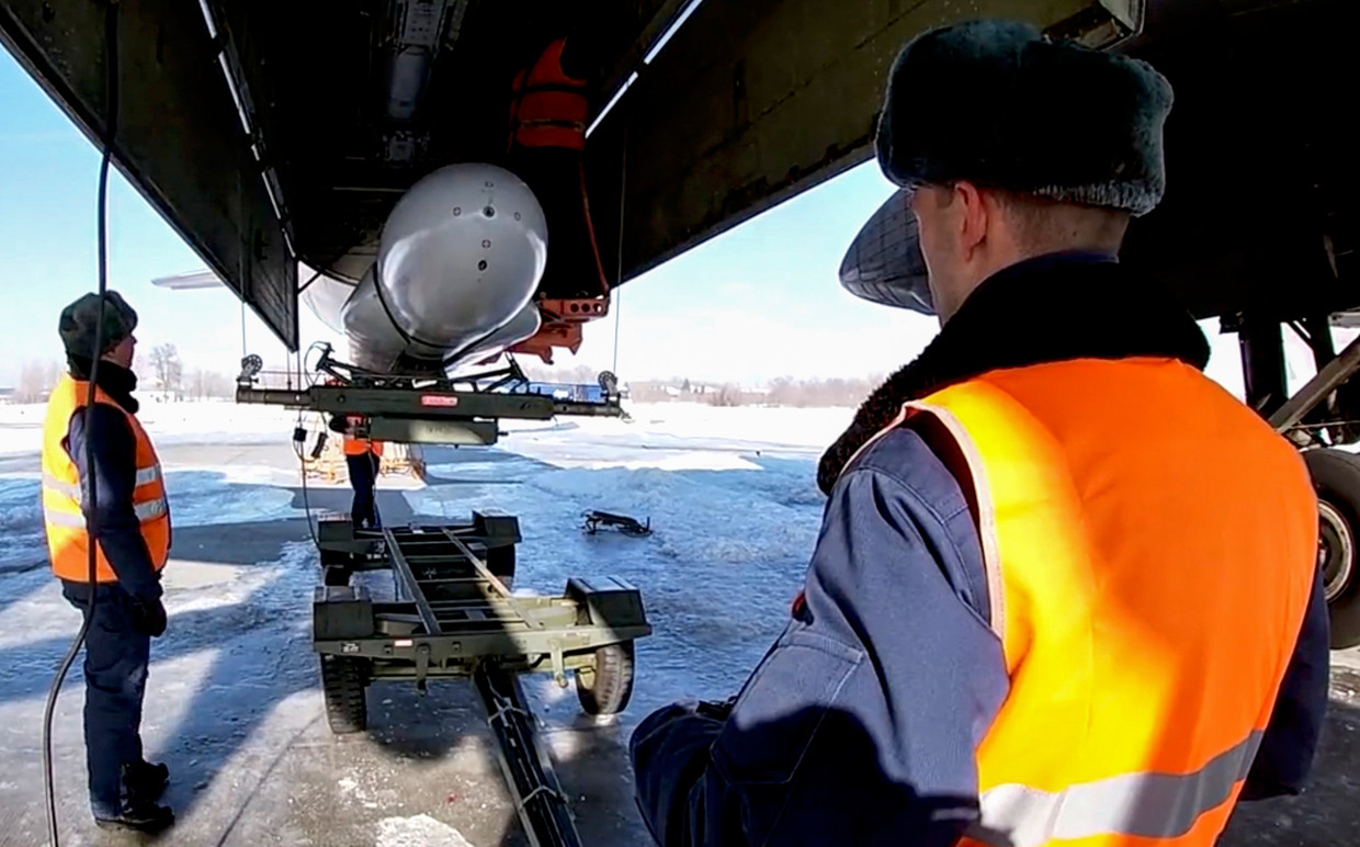 Beeld uit een video vrijgegeven door het Russissche ministerie van Defensie toont de inspectie van een kruisraket. Beeld EPA
