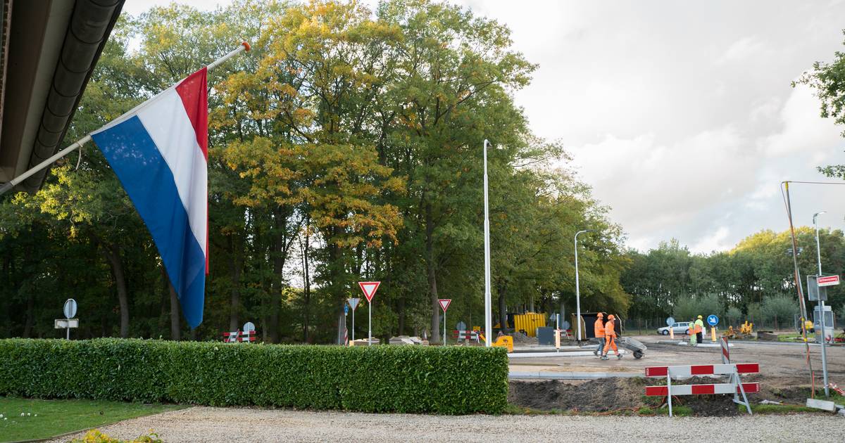 Vlag halfstok in Oude Molen na fataal ongeluk verkeersregelaar: ‘Dit heeft enorme impact’.