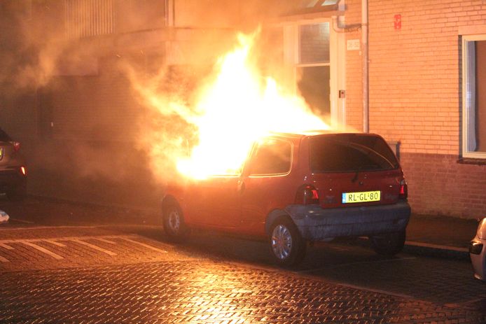 Auto in brand gestoken in de Geuzenwijk in Utrecht.