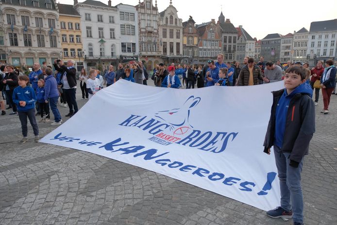 De damesploeg van Kangoeroes werd gevierd op de Grote Markt en in het stadhuis.