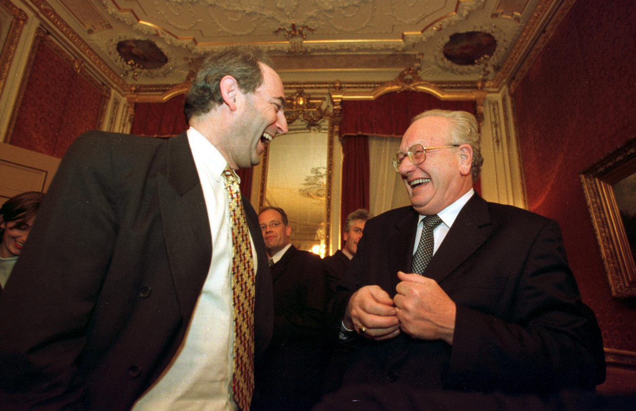 Job Cohen, net benoemd tot nieuwe burgemeester van Amsterdam, in gesprek met toenmalig Commissaris van de Koningin Van Kemenade. Beeld Hollandse Hoogte / Marco Okhuize