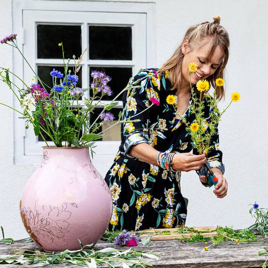 Flower Constellations: Een schijfje van messing met gaatjes in de vorm van sterrenbeelden: bloemschikken was nooit zo
makkelijk.
