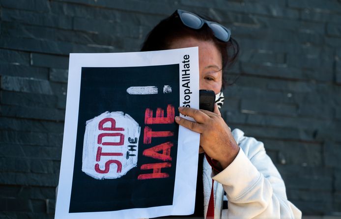 Een deelnemer aan een protestdemonstratie die gisteren in Los Angeles werd gehouden.
