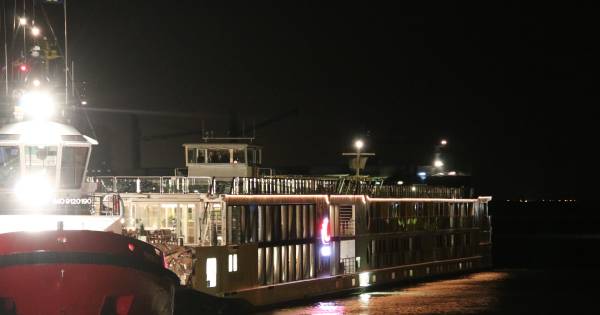 Cruiseschip met 171 passagiers liep voor botsing met tanker ook al op zandbank - AD.nl