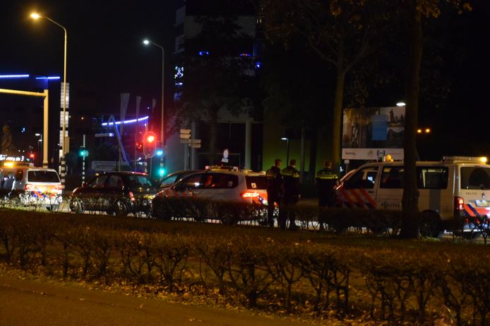 Politie rijdt auto klem in Nijmegen.