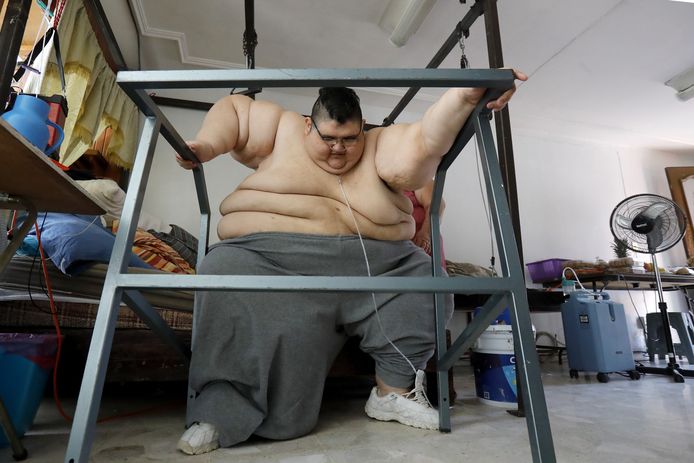 De Mexicaan Juan Pedro Franco (33) woog in oktober 2016 nog 595 kilogram. Hij is intussen al 250 kg afgevallen, en met een looprek slaagt hij er al in zijn eerste stappen te zetten.