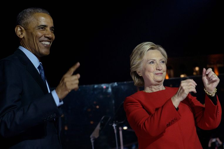 Zowel voormalig president Barack Obama als de jongste Democratische presidentskandidate Hillary Clinton worden onder de loep genomen. Beeld AFP